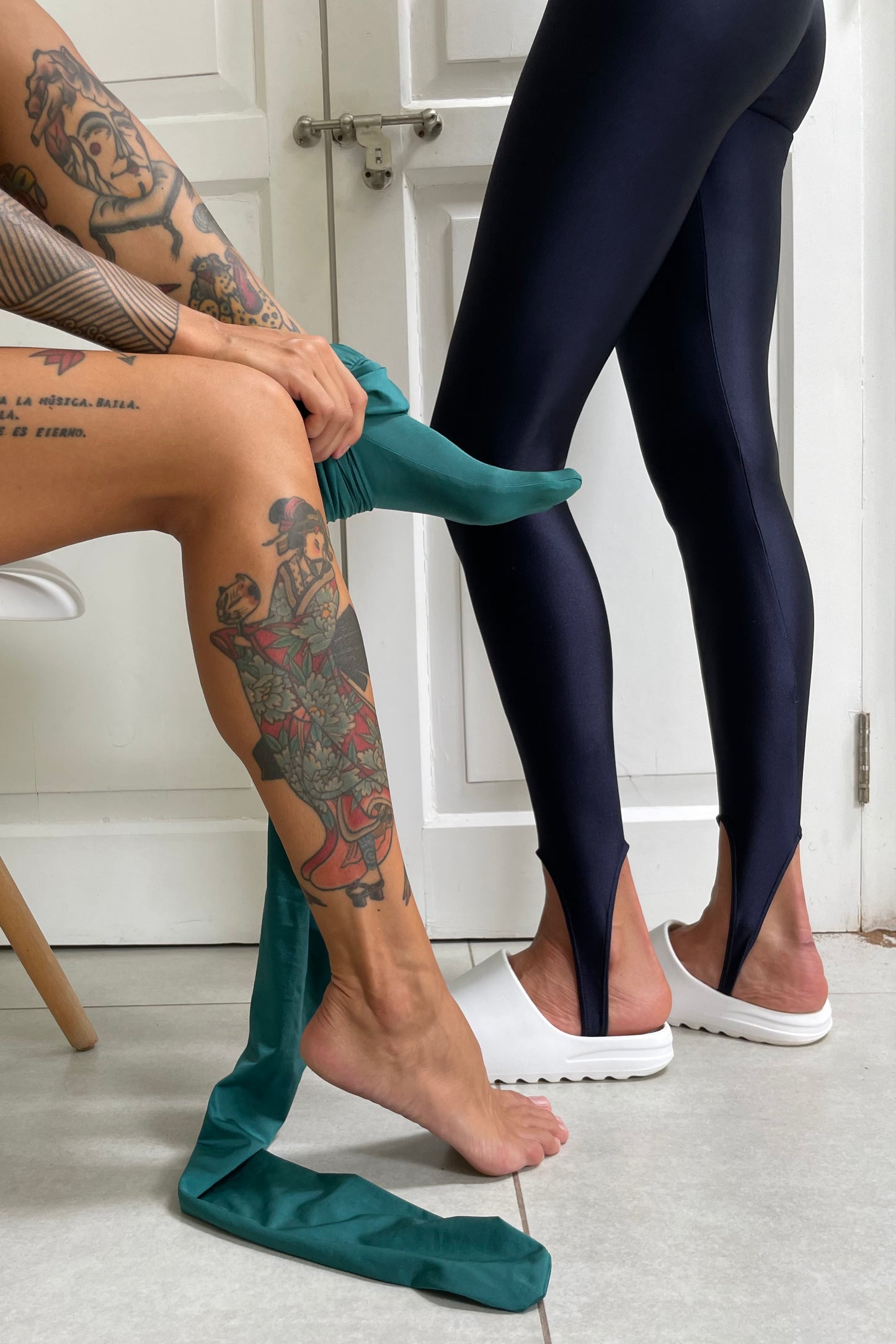 Navy blue glossy leggings